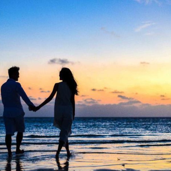 Corremos De La Mano Por La Playa